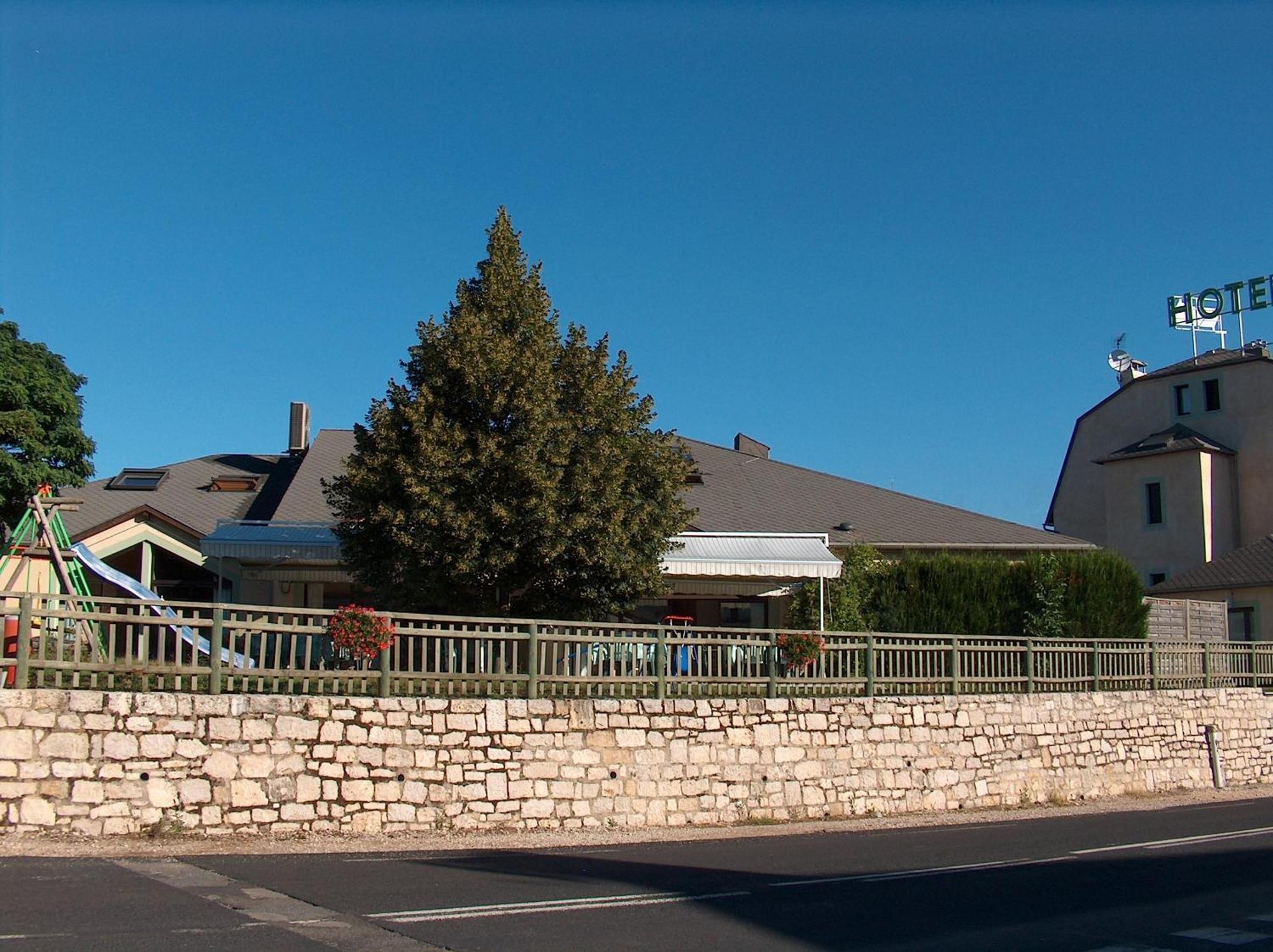 Hotel-Restaurant Le Calice Du Gevaudan - A75 Banassac Bagian luar foto
