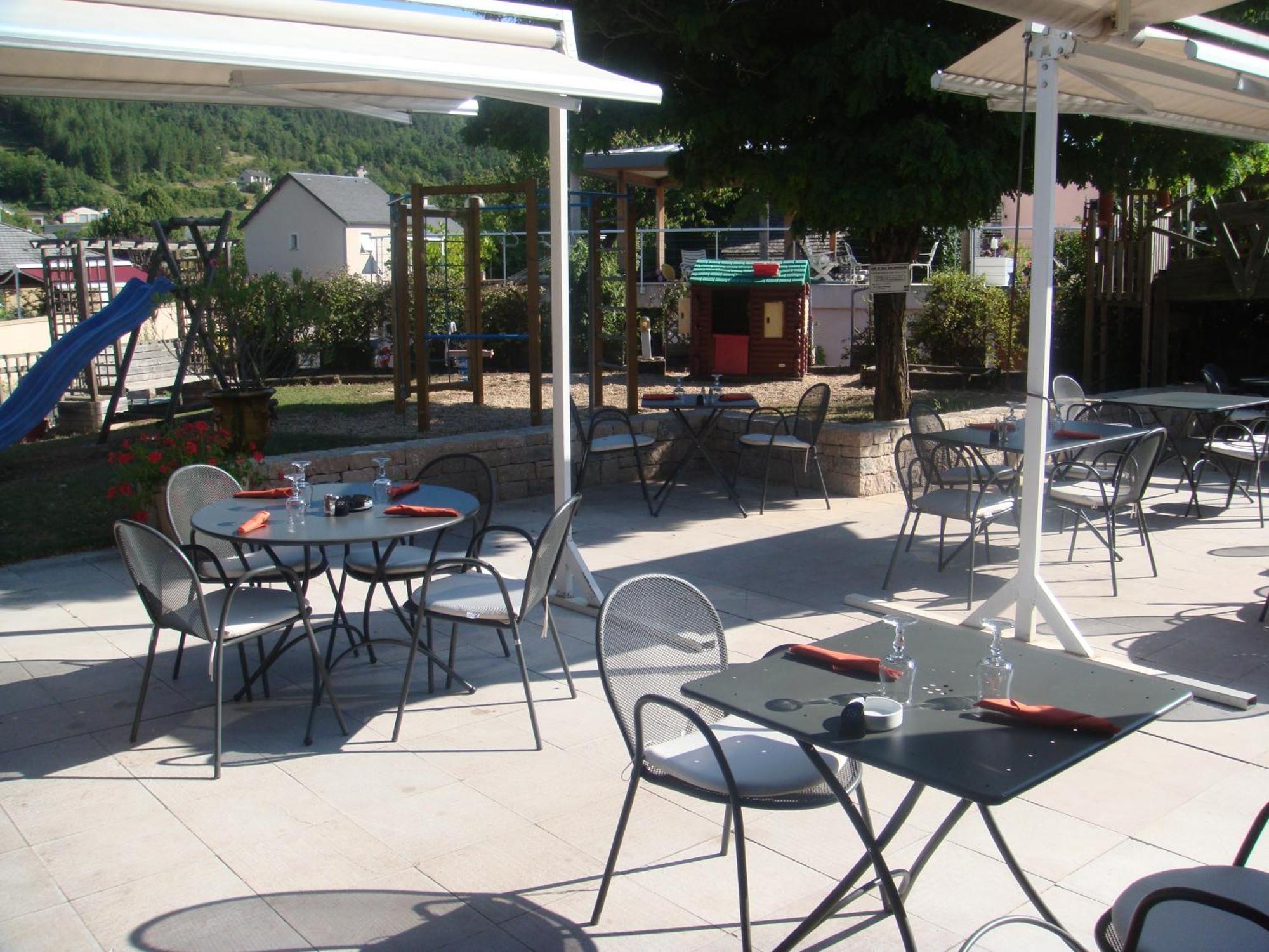 Hotel-Restaurant Le Calice Du Gevaudan - A75 Banassac Bagian luar foto