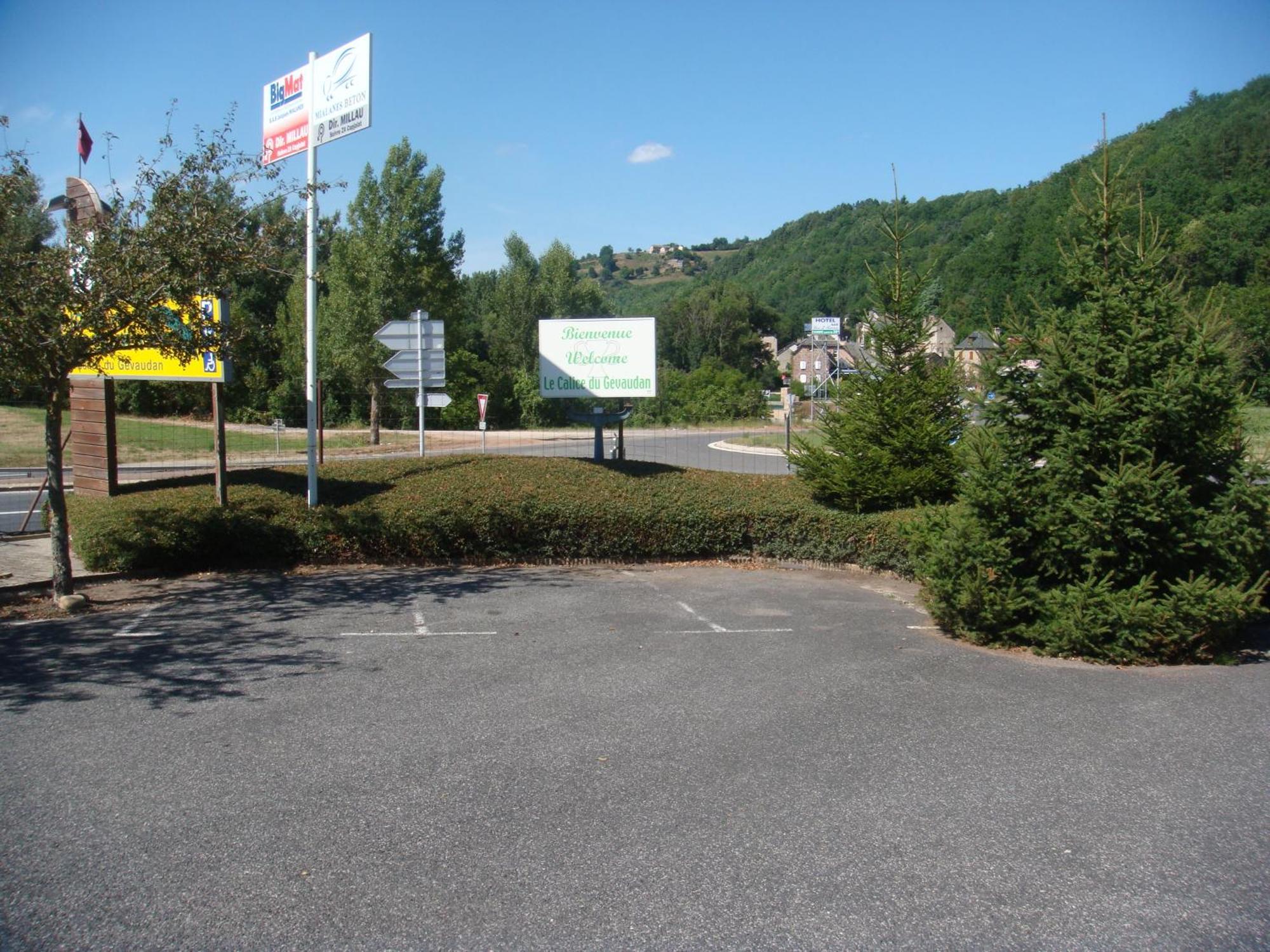 Hotel-Restaurant Le Calice Du Gevaudan - A75 Banassac Bagian luar foto