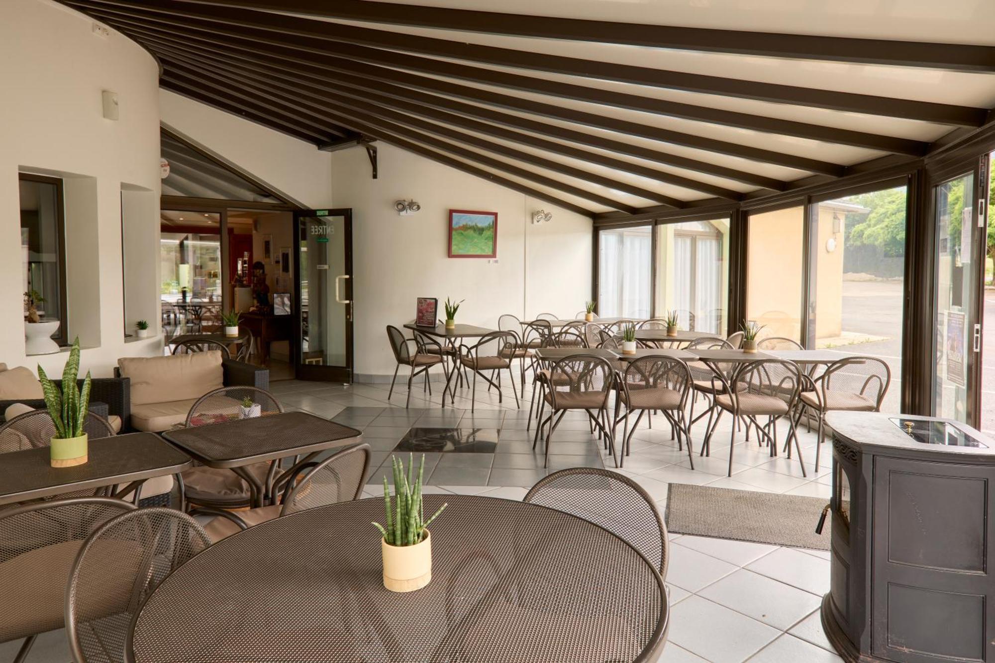 Hotel-Restaurant Le Calice Du Gevaudan - A75 Banassac Bagian luar foto