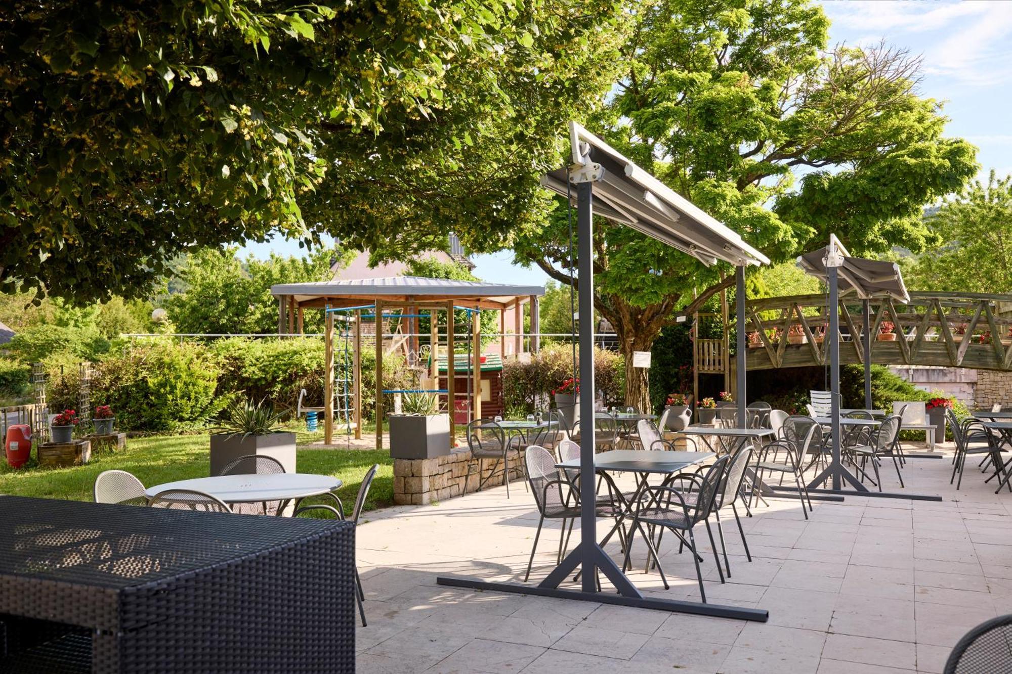 Hotel-Restaurant Le Calice Du Gevaudan - A75 Banassac Bagian luar foto