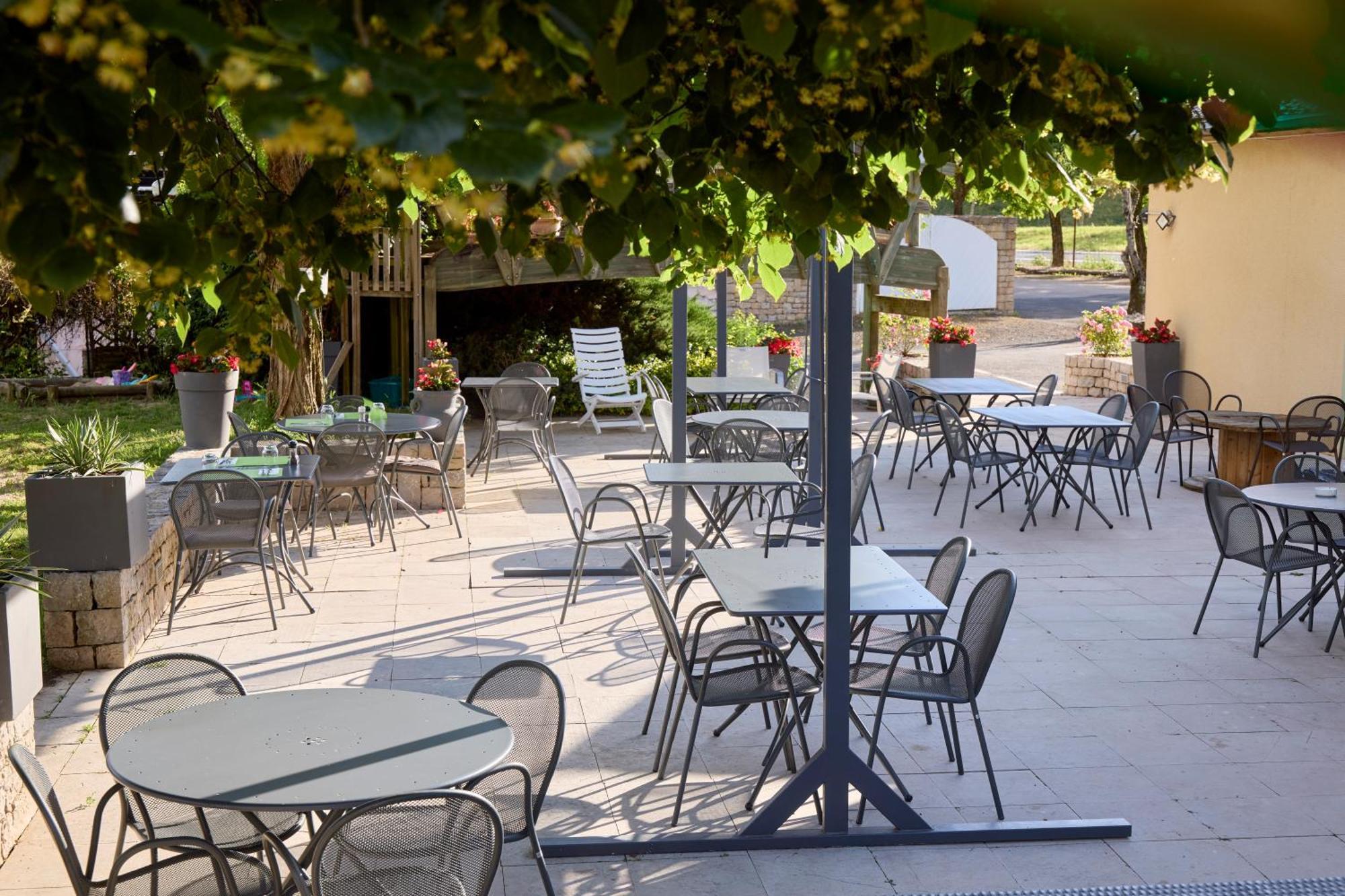 Hotel-Restaurant Le Calice Du Gevaudan - A75 Banassac Bagian luar foto