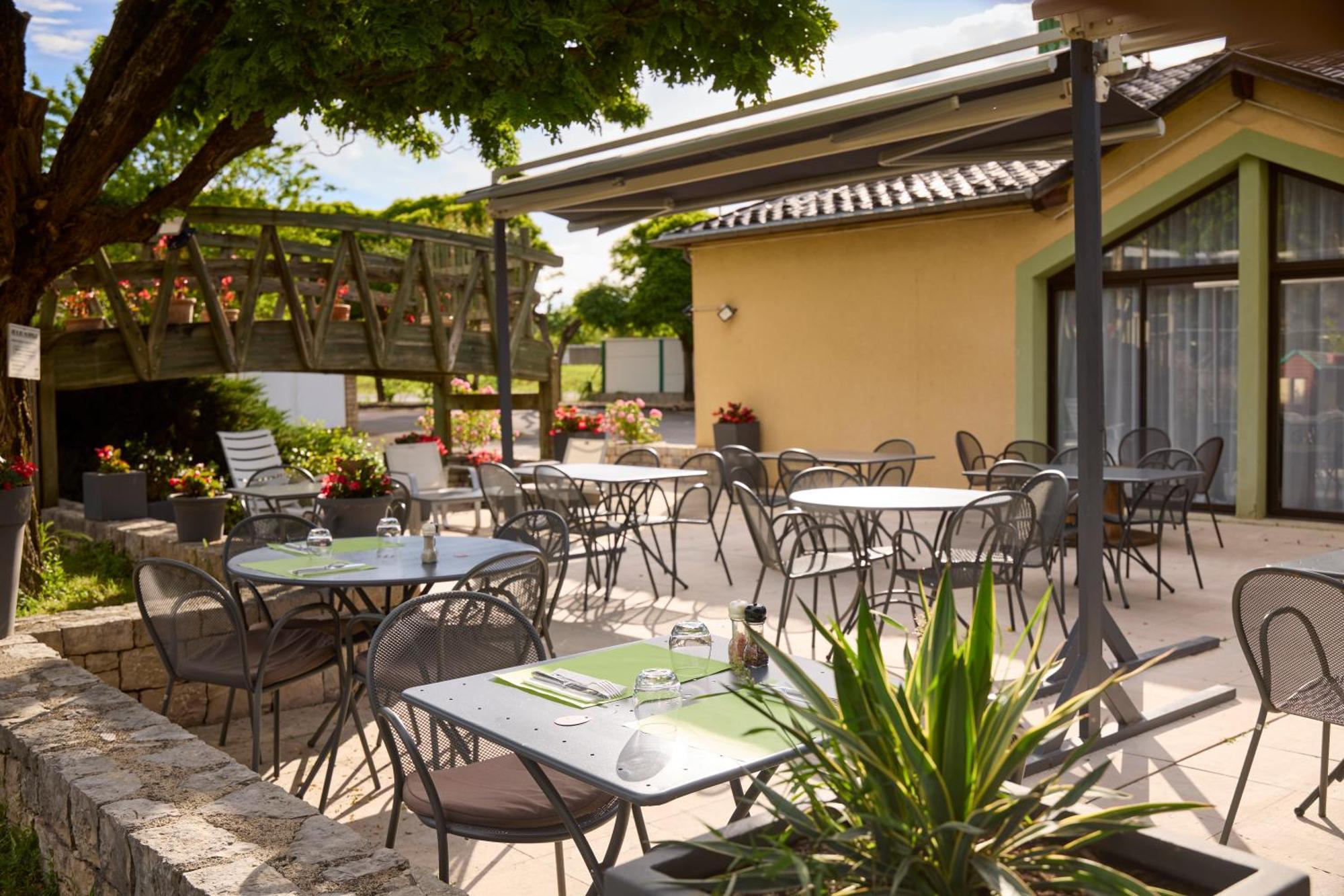 Hotel-Restaurant Le Calice Du Gevaudan - A75 Banassac Bagian luar foto