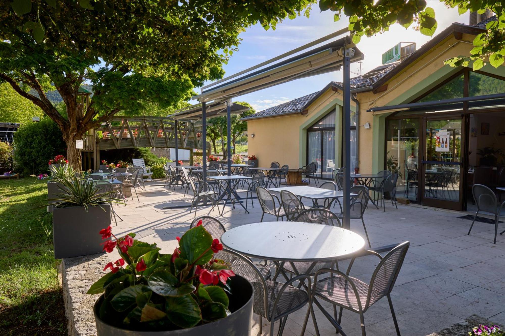 Hotel-Restaurant Le Calice Du Gevaudan - A75 Banassac Bagian luar foto