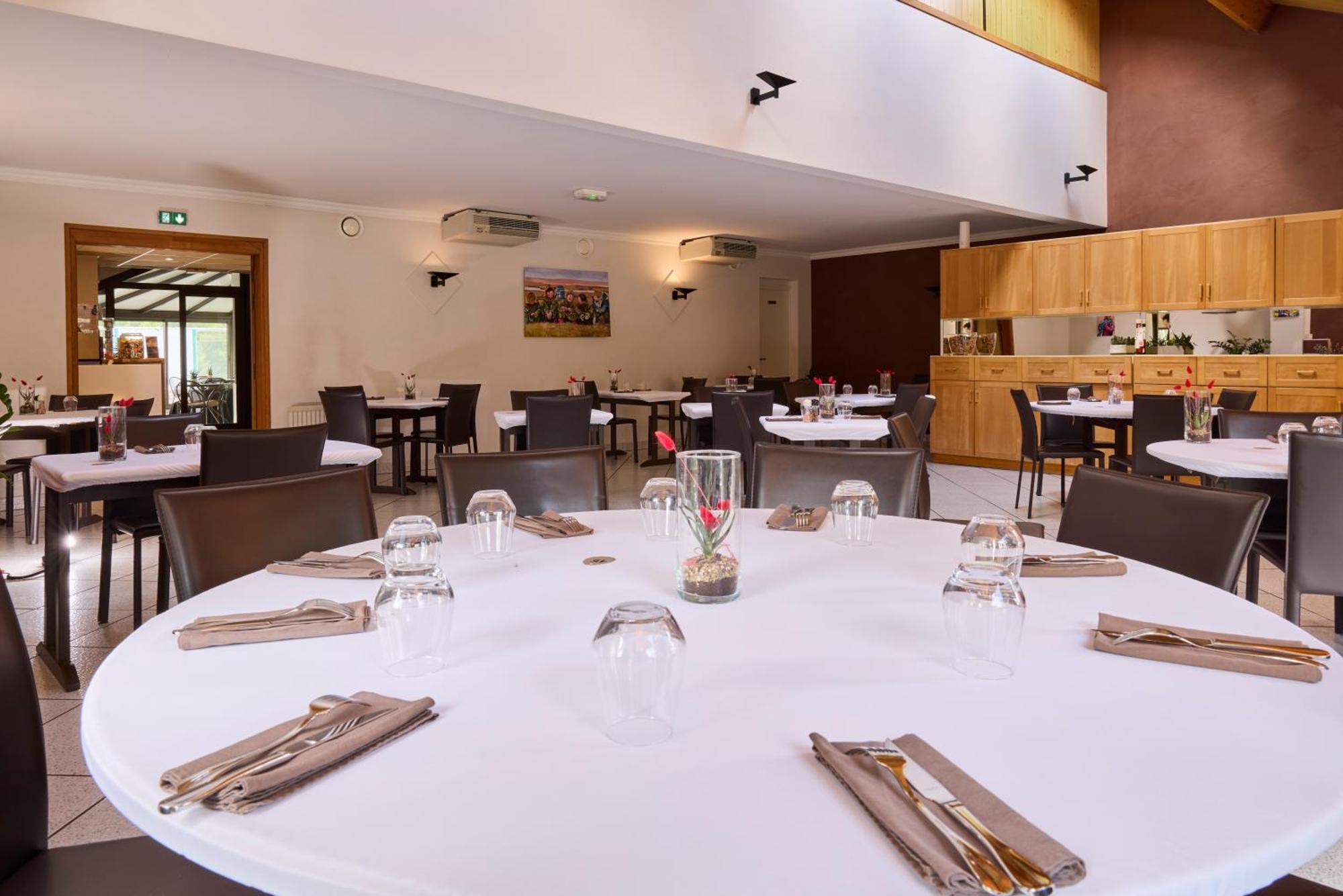 Hotel-Restaurant Le Calice Du Gevaudan - A75 Banassac Bagian luar foto