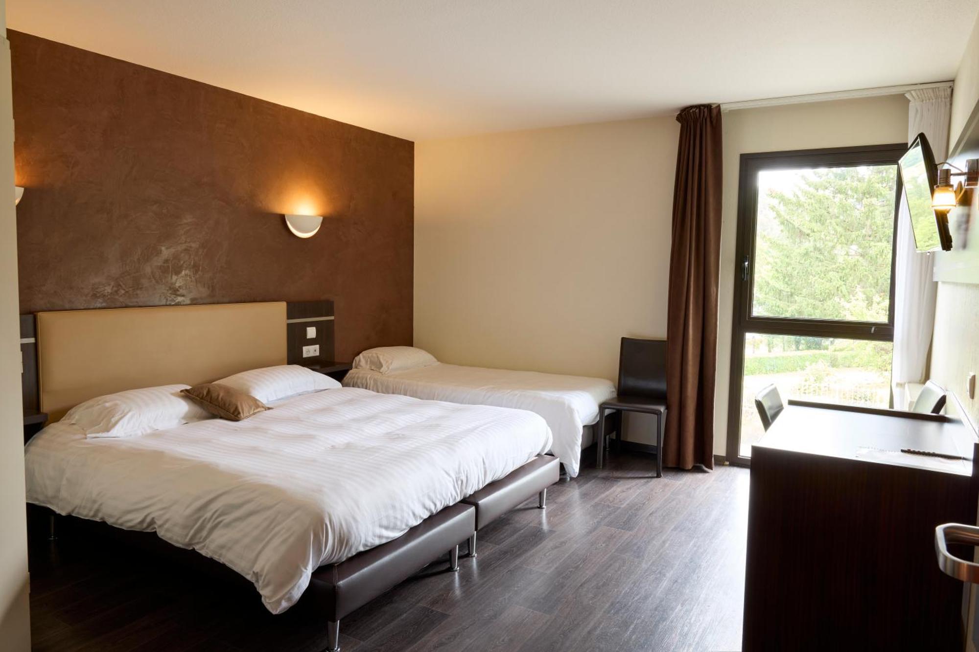 Hotel-Restaurant Le Calice Du Gevaudan - A75 Banassac Bagian luar foto