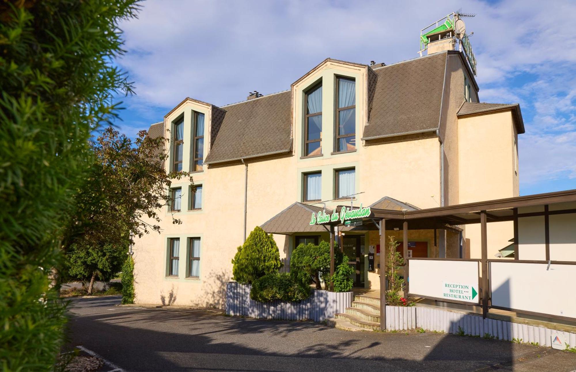 Hotel-Restaurant Le Calice Du Gevaudan - A75 Banassac Bagian luar foto