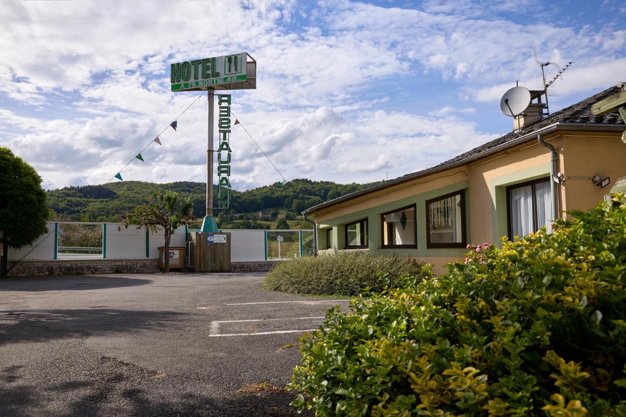 Hotel-Restaurant Le Calice Du Gevaudan - A75 Banassac Bagian luar foto