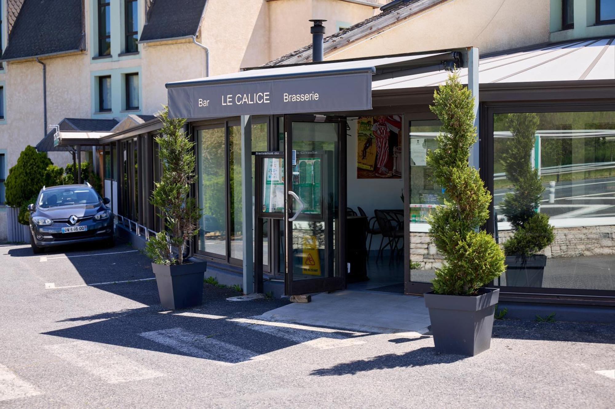 Hotel-Restaurant Le Calice Du Gevaudan - A75 Banassac Bagian luar foto