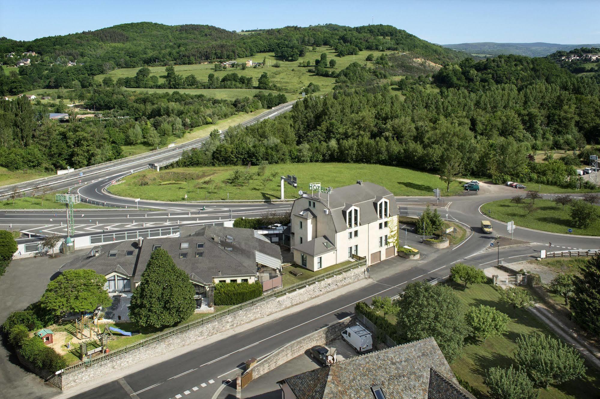 Hotel-Restaurant Le Calice Du Gevaudan - A75 Banassac Bagian luar foto